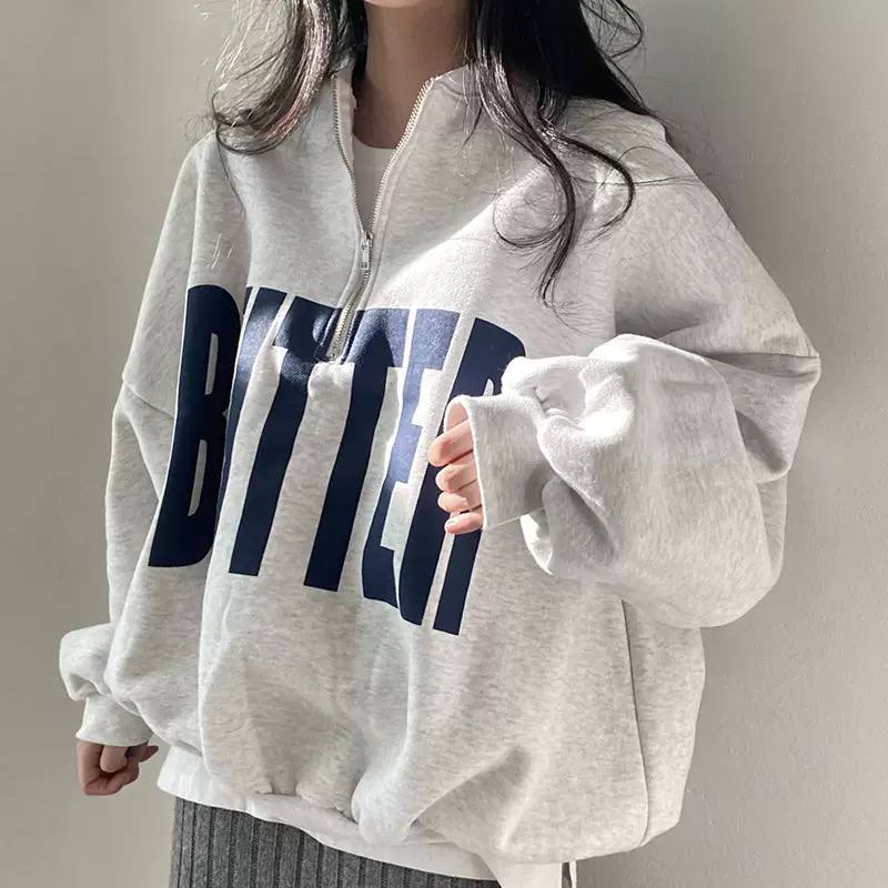 Oversized Quarter-Zip Letter Graphic Sweatshirt - Light Grey