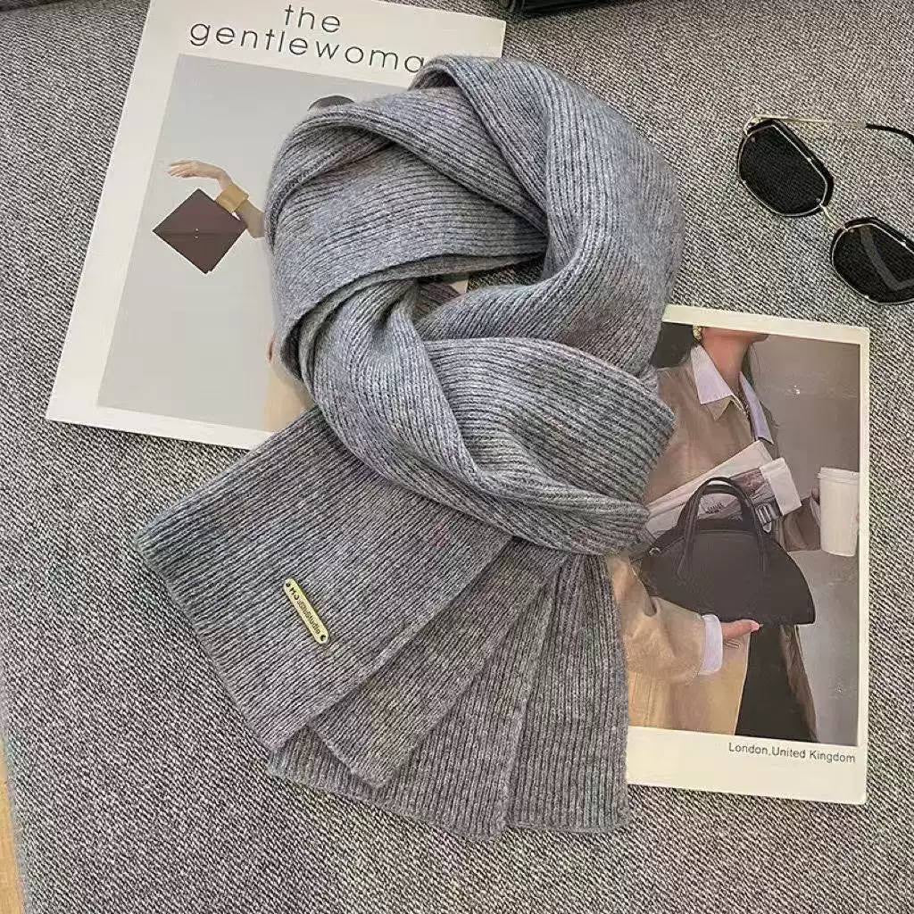 Ribbed Scarf With Subtle Metal Badge Detail – Grey