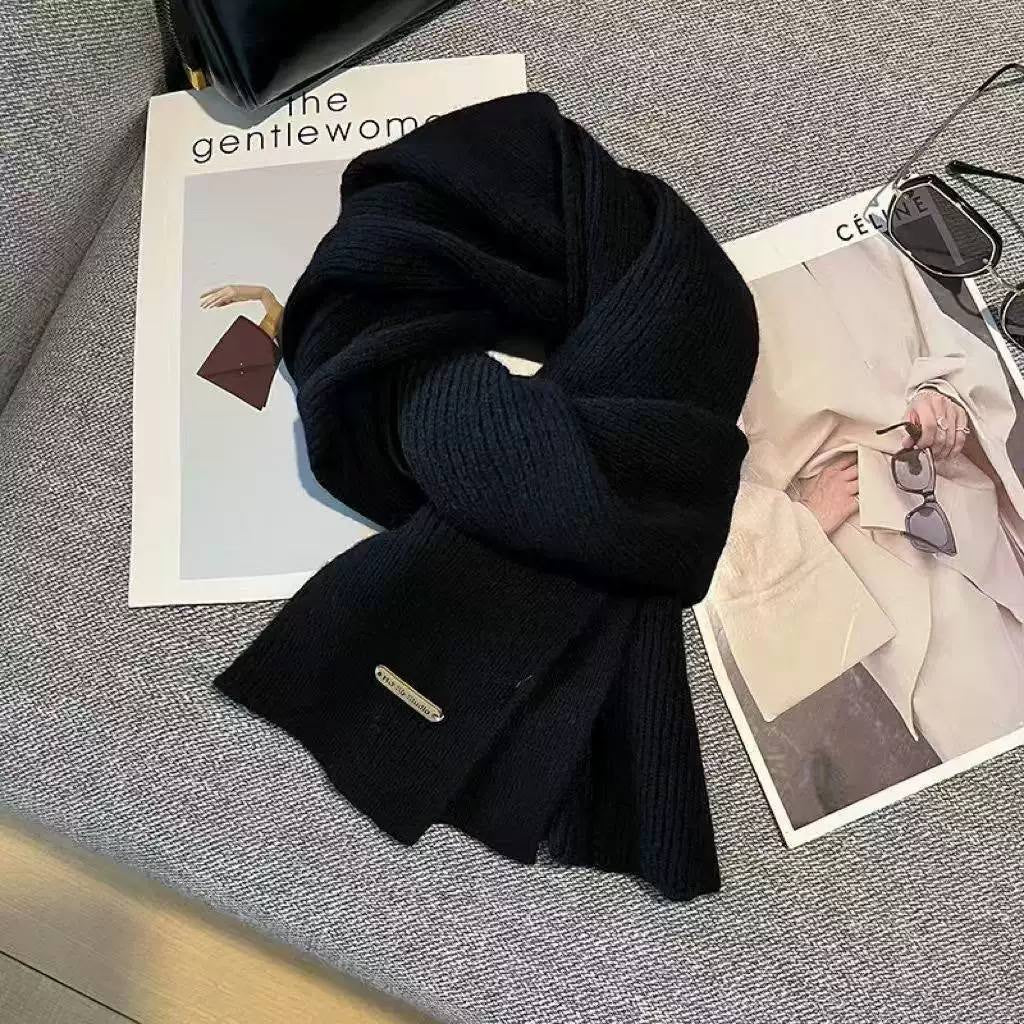 Ribbed Scarf With Subtle Metal Badge Detail – Black